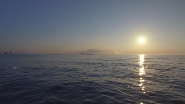 Hermoso amanecer sobre las olas del mar, video — Vídeo de stock