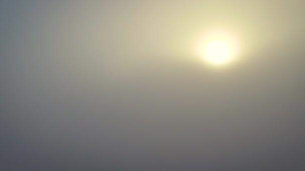 Mooie witte wolken onder zon, schoot met drone — Stockvideo