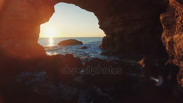 Amanecer. el Arco - la formación rocosa cerca de Tyulenovo, Bulgaria . — Vídeos de Stock