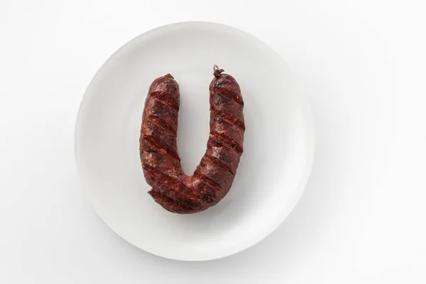 Vue de la saucisse sur une assiette blanche — Photo