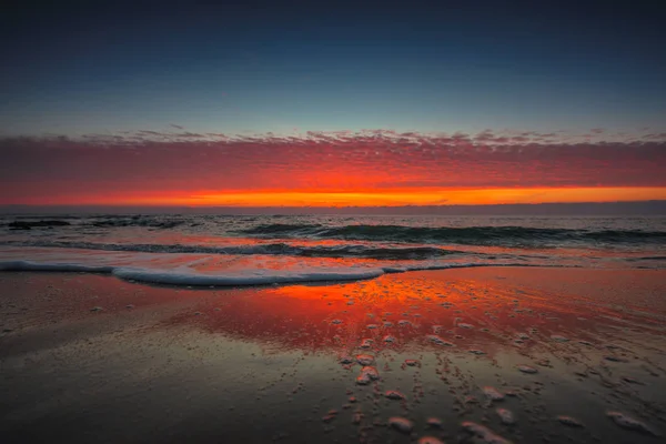 Schöner Sonnenaufgang über dem Meer — Stockfoto