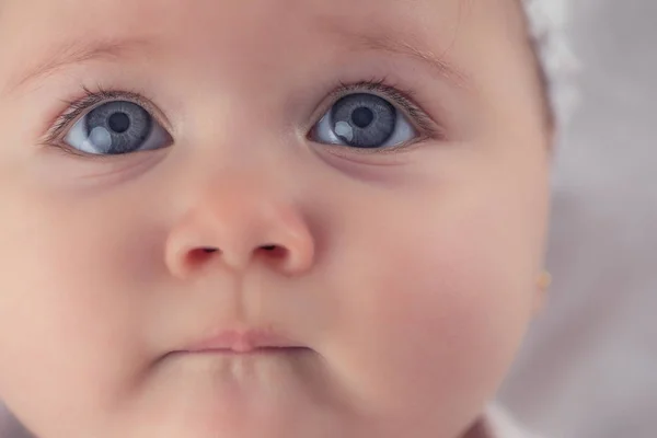 Schattig baby meisje portret op witte achtergrond — Stockfoto