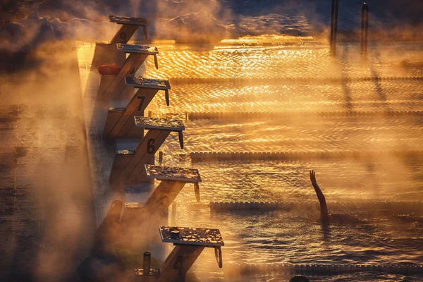 Ochtend mist bij zwembad — Stockfoto