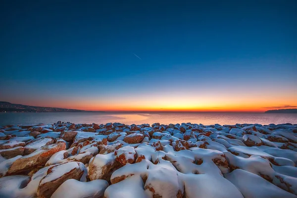 Sabahın erken saatlerinde karla kaplı taşlarla — Stok fotoğraf
