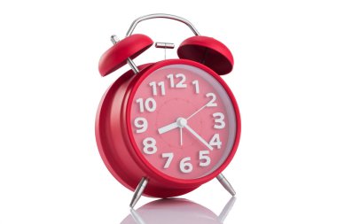 Beyaz izole kırmızı alarm saati gösterir 