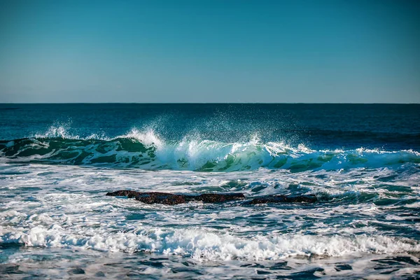 Mar azul con olas y cielo azul claro — Foto de Stock