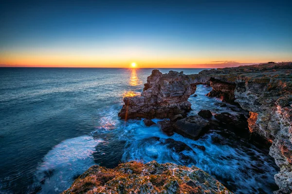 Arcul - formațiune de rocă lângă Tyulenovo. Fotografie lungă de expunere — Fotografie, imagine de stoc