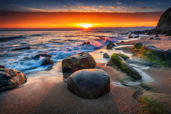 Schöner Sonnenaufgang über dem Meer — Stockfoto