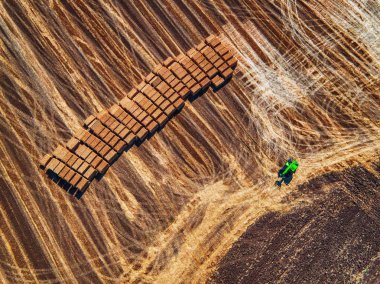 Hasat alan ve saman balya havadan görünümü