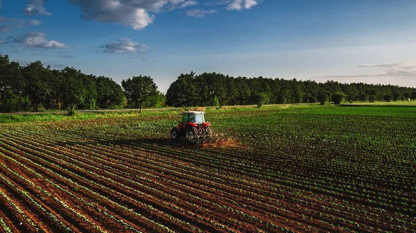 Campo de cultivo de tratores na primavera — Fotografia de Stock