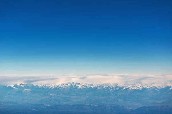 Repül a felhők felett. kilátás a repülőgépről, lágy fókusz — Stock Fotó