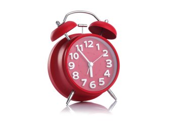 Beyaz arkaplanda kırmızı alarm saati
