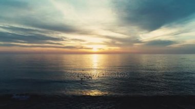 Deniz güneş doğuyor. Hava video.
