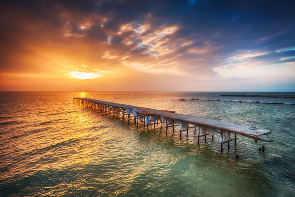 Old broken bridge in the sea, long exposure — Stock Photo, Image