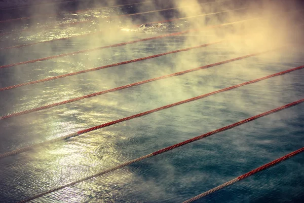 Утренний туман у бассейна — стоковое фото