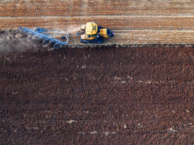 Traktör yetiştirilmesi alan sonbahar 
