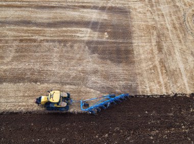 Traktör yetiştirilmesi alan sonbahar 