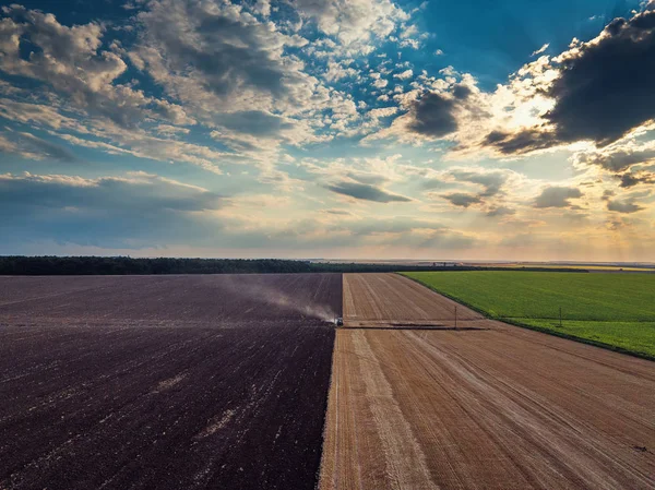 Trekker teelt veld najaar — Stockfoto