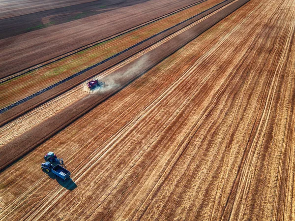 Aerial view of Combine harvester agriculture machine harvesting — Stock Photo, Image