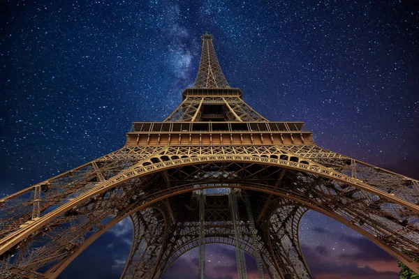 Eiffeltornet på natten i Paris, Frankrike — Stockfoto
