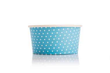 Boş mavi kağıt bardak beyaz izole