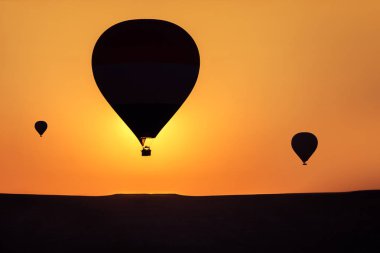 Sıcak hava balonları, Cappadocia Vadisi üzerinde uçan.
