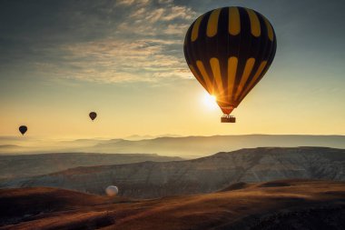 Sıcak hava balonları, Cappadocia Vadisi üzerinde uçan.