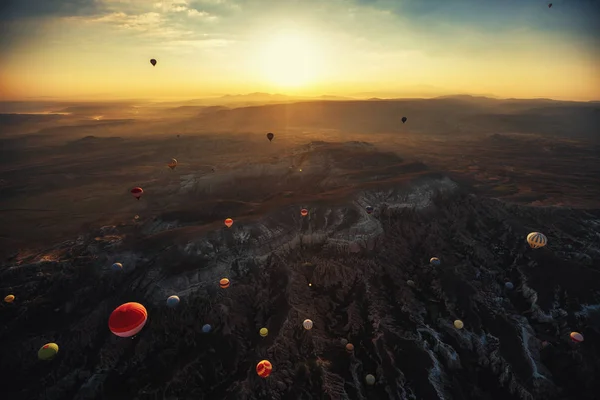 Воздушные шары, летящие над долиной Каппадокии . — стоковое фото