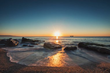 Denizin üzerinde güzel bir gün doğumu