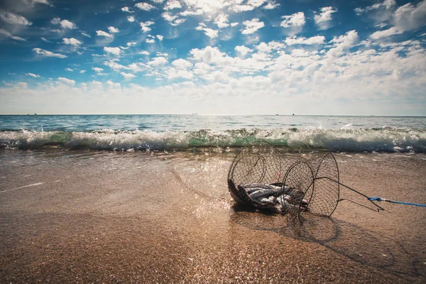 Fischernetzfalle, ein schwimmender Korb zur Aufbewahrung lebender Fische — Stockfoto