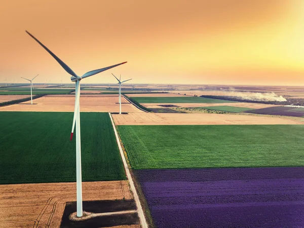 Amanhecer e turbina eólica em um campo, vista aérea — Fotografia de Stock