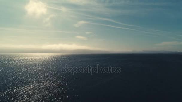 Luftaufnahme über dem blauen Meer, schöner Sonnenaufgang, Video — Stockvideo
