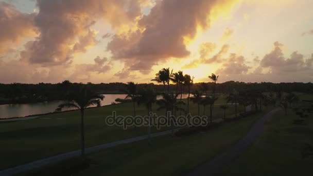 Vista aérea del campo de golf Punta Cana en un resort de lujo. Hermoso amanecer vídeo . — Vídeos de Stock