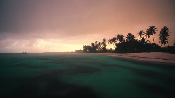 蓬塔卡纳，多米尼加共和国在日落时。雨在沙滩上。视频 — 图库视频影像