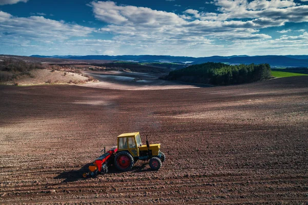 Vista aérea del tractor que trabaja en el campo de cosecha —  Fotos de Stock