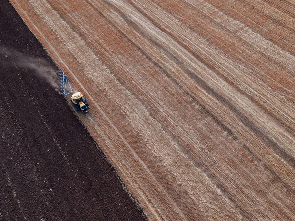 Tractor cultivating field at autumn — Stock Photo, Image