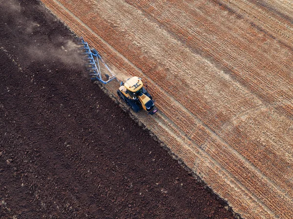 Campo de cultivo de tractores en otoño — Foto de Stock