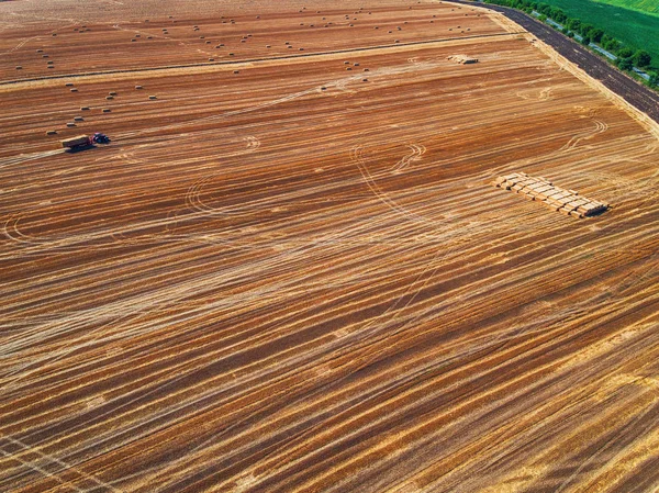Vista aérea do campo de colheita e fardos de feno — Fotografia de Stock