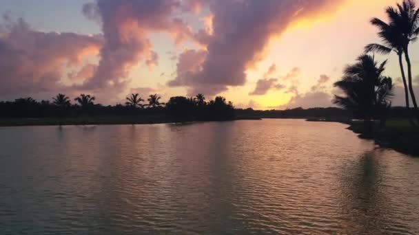 Video aéreo de Punta Cana. Hermosa puesta de sol sobre el lago cerca del campo de golf . — Vídeo de stock