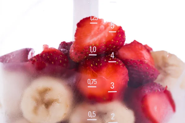 Misturador elétrico com frutas diferentes para smoothie isolado — Fotografia de Stock