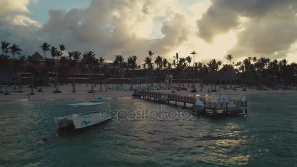 Vista aérea da praia no resort caribenho Bavaro, República Dominicana — Vídeo de Stock