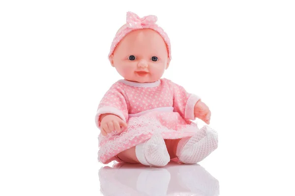 Schattige kleine plastic baby pop met blauwe ogen zitten geïsoleerd o — Stockfoto