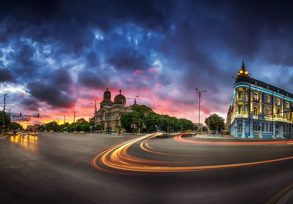 Die Kathedrale der Himmelfahrt in Varna, Bulgarien. farbenfroher Sommersonnenuntergang. — Stockfoto