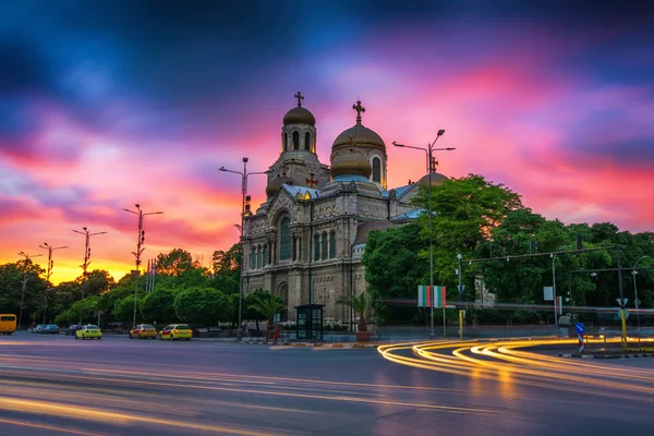 Katedral Kenaikan di Varna, Bulgaria. Dramatis matahari terbenam . — Stok Foto