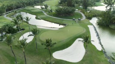 Golf Sahası havadan görünümü. Bir golf sahası Punta Cana palmiye ağaçları ile peyzaj