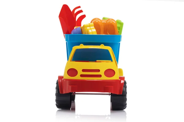 Bebê praia brinquedos de areia e caminhão plástico colorido isolado — Fotografia de Stock