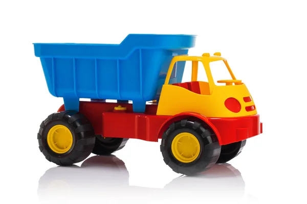 Дитячі пляжні іграшки. Пластиковий автомобіль або вантажівка ізольовані на білому фоні — стокове фото