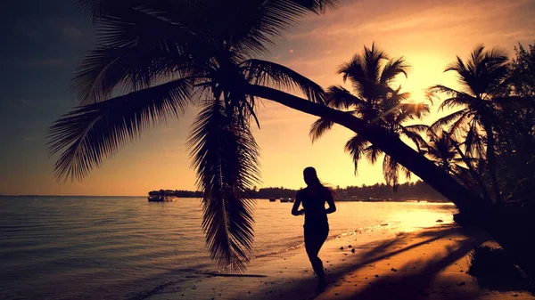Tengeri sunrise. Lány fut a trópusi szigeten strand Punta is — Stock Fotó