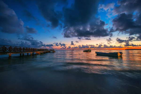 Lever de soleil sur la mer des Caraïbes et bateaux de vitesse — Photo