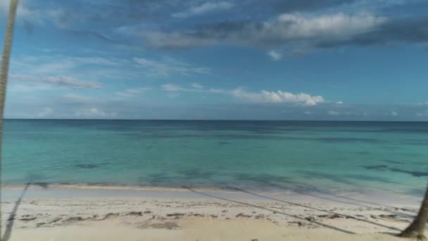 Punta Cana playa. Vista aérea de la playa de la isla tropical y palmeras — Vídeos de Stock